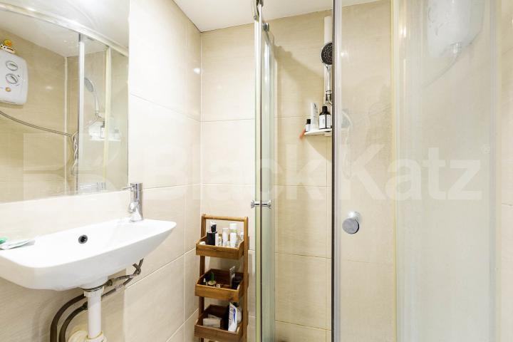 Modern studio set within a large period house mins to tube and shops Sutherland Avenue, Maida Vale